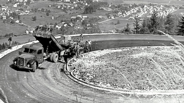 Um die Alpenstraße zu bauen, wurden 62.000 Kubikmeter Fels bewegt.