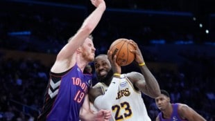 Jakob Pöltl gegen NBA-Superstar LeBron James.
