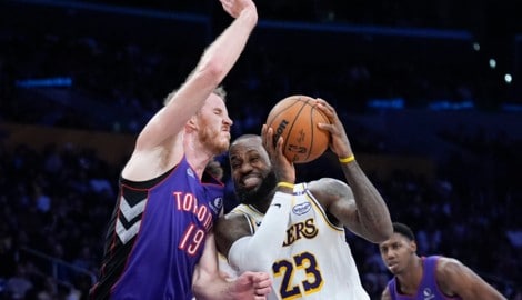 Jakob Pöltl gegen NBA-Superstar LeBron James.