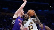 Jakob Pöltl gegen NBA-Superstar LeBron James.