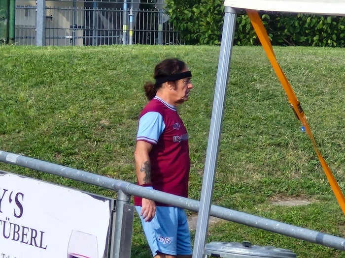 Der 69-Jährige kickte beim Fußballmatch selbst mit.
