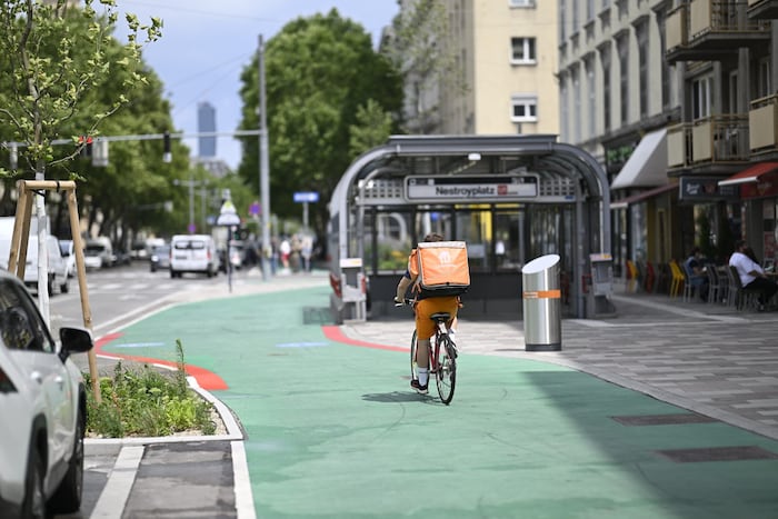Der neue grüne Radhighway entlang der Praterstraße: Hier ist ein Fahrstreifen für den ...