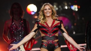 Helene Fischer schiebt ein Kinderwagerl und darin sitzt ein Baby-Otto-Waalkes. Was es damit auf ...