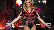 Helene Fischer schiebt ein Kinderwagerl und darin sitzt ein Baby-Otto-Waalkes. Was es damit auf ...