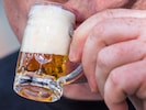 Auch für ein kleines Bier muss schon fast ein ganzer Schein her.