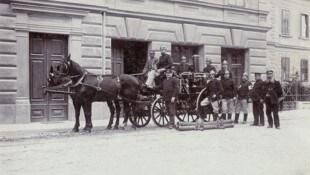 Am Pferdewagen mit Dampfspritze zum Löscheinsatz.