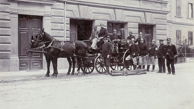 Am Pferdewagen mit Dampfspritze zum Löscheinsatz.