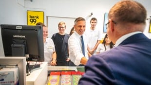 Minister Wolfgang Hattmannsdorfer bediente als „Postler“ in einer Linzer Filiale Oberösterreichs ...