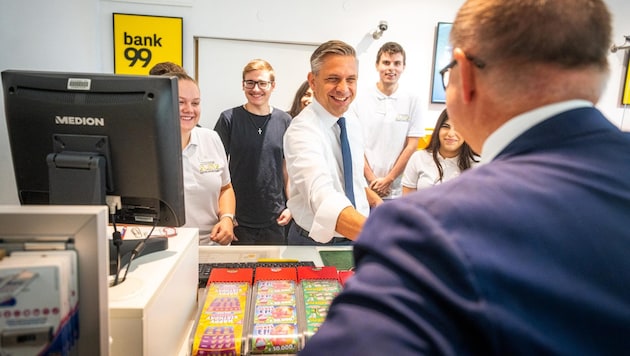 Minister Wolfgang Hattmannsdorfer bediente als „Postler“ in einer Linzer Filiale Oberösterreichs ...