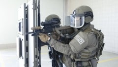 Spezialkräfte der Polizei, hier Beamte der Cobra, schützen das Land vor Terroristen.