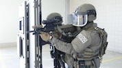 Spezialkräfte der Polizei, hier Beamte der Cobra, schützen das Land vor Terroristen.
