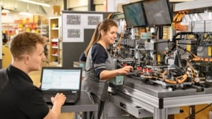 Weltweit sind exakt 9846 Mitarbeiterinnen und Mitarbeiter für den Höchster Beschlägehersteller ...