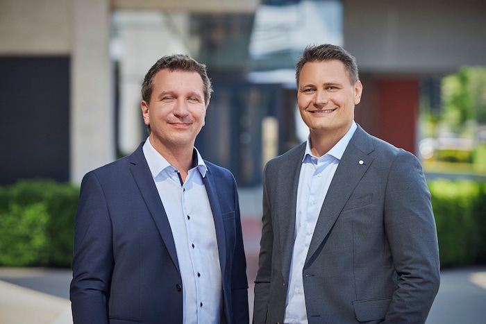 Die beiden Geschäftsführer Philipp (li.) und Martin Blum blicken durchaus positiv in das ...