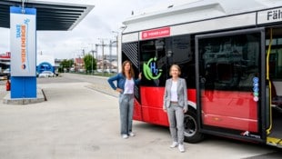 Öffi-Stadträtin Ulli Sima (SPÖ) und Wiener Linien-Geschäftsführerin Gudrun Senk vor dem ...