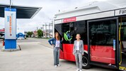 Öffi-Stadträtin Ulli Sima (SPÖ) und Wiener Linien-Geschäftsführerin Gudrun Senk vor dem ...