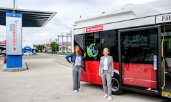 Öffi-Stadträtin Ulli Sima (SPÖ) und Wiener Linien-Geschäftsführerin Gudrun Senk vor dem ...