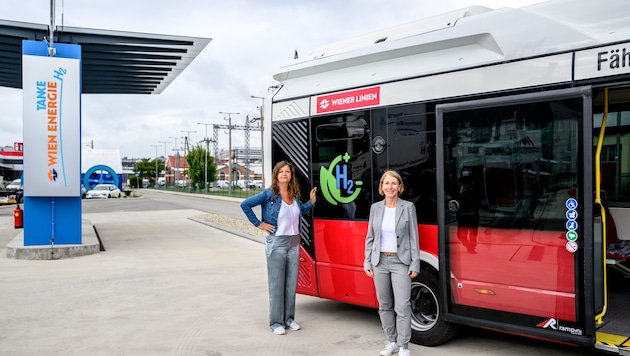Öffi-Stadträtin Ulli Sima (SPÖ) und Wiener Linien-Geschäftsführerin Gudrun Senk vor dem neuen ...