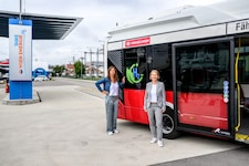 Öffi-Stadträtin Ulli Sima (SPÖ) und Wiener Linien-Geschäftsführerin Gudrun Senk vor dem ...