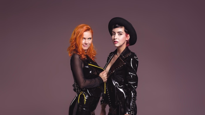 Katrin Vavra (links) und Tina Ferguson (rechts) haben beide eine Ausbildung in der Modeschule ...
