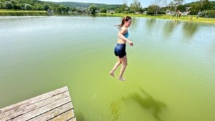 Trotz Algen und Aufregung: Am Badesee Burg wird weiterhin geplantscht. Die Gemeinde setzt jetzt ...