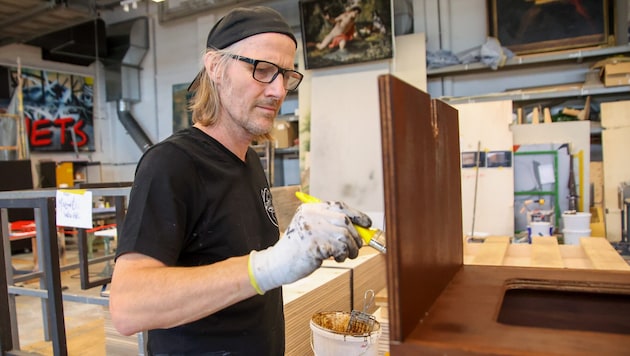 Im Malersaal werden Oberflächen veredelt: Wolfgang Kschwendt beizt ein Regal ab.