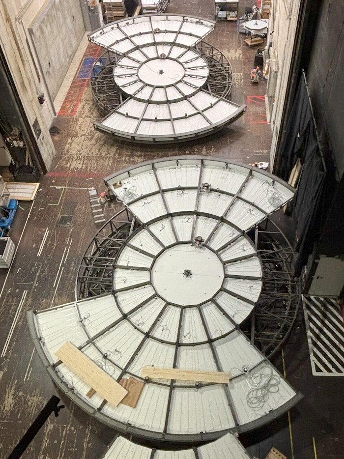 Alles bereit für die Oper „Maria Stuarda“: Gigantische Mechanik mit riesigen Drehscheiben