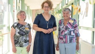 Helfer mit Herz: Die beiden Ehrenamtlichen Ingrid Slama und Veronika Jurencak mit Landesrätin ...