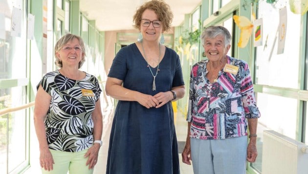 Helfer mit Herz: Die beiden Ehrenamtlichen Ingrid Slama und Veronika Jurencak mit Landesrätin ...