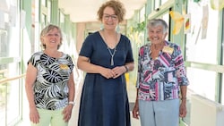 Helfer mit Herz: Die beiden Ehrenamtlichen Ingrid Slama und Veronika Jurencak mit Landesrätin ...