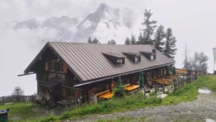 Gegenüber der Hütte ragt unter anderem der Acherkogel empor.