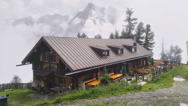 Gegenüber der Hütte ragt unter anderem der Acherkogel empor.