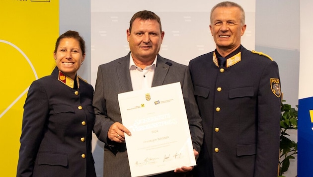 Bezirkspolizeikommandantin Nicole Trappl und Landespolizeichef Franz Popp gratulierten Wirt ...