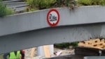Eine Fußball-Fangruppierung hatte sich auf dem Verkehrszeichen verewigt.