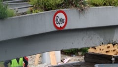 Eine Fußball-Fangruppierung hatte sich auf dem Verkehrszeichen verewigt.