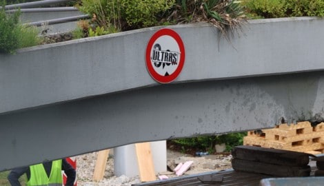 Eine Fußball-Fangruppierung hatte sich auf dem Verkehrszeichen verewigt.