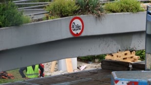 Eine Fußball-Fangruppierung hatte sich auf dem Verkehrszeichen verewigt.