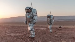 Analog-Astronautinnen bei einem Außenbordeinsatz während der Mars-Analog-Mission AMADEE-20. 