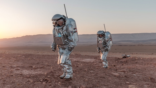 Analog-Astronautinnen bei einem Außenbordeinsatz während der Mars-Analog-Mission AMADEE-20.