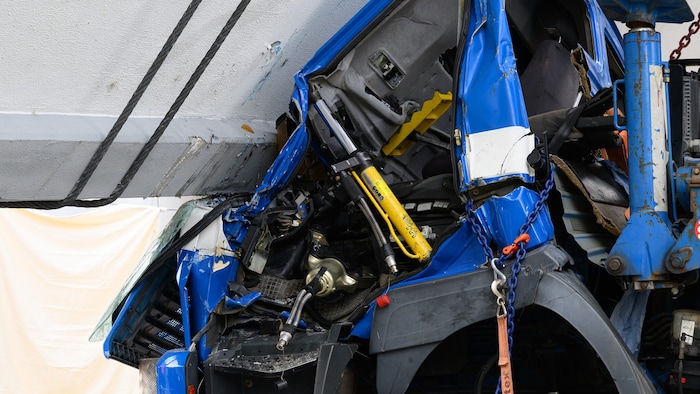 Die Lkw-Insassen waren in der Fahrerkabine eingeklemmt.