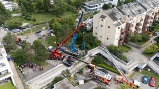 Ein 50 Tonnen schweres Teil der Fußgängerbrücke wurde beim Unfall abgerissen.