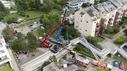 Ein 50 Tonnen schweres Teil der Fußgängerbrücke wurde beim Unfall abgerissen.