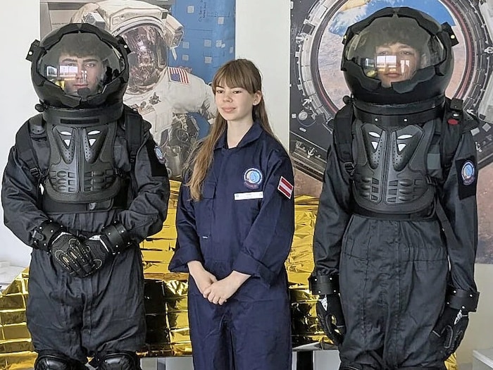 Analoge Raumanzüge (li.) werden ebenfalls vorgestellt.