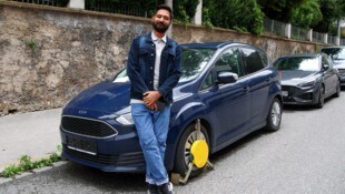 Student Abdullah Khan möchte das Auto unbedingt haben und sucht nun den Besitzer 