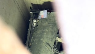 Der Monteur war mit der Liftkabine in den Keller gefallen.