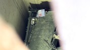 Der Monteur war mit der Liftkabine in den Keller gefallen.