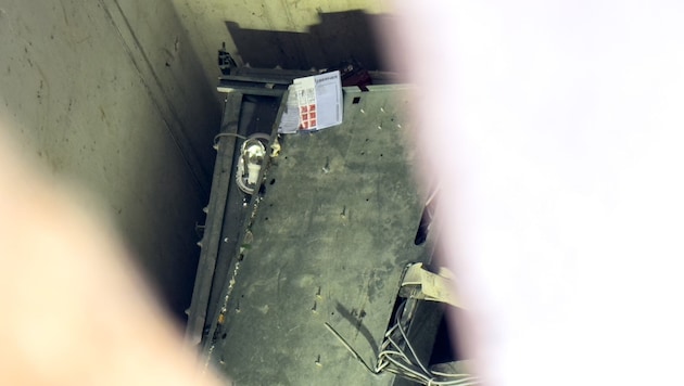 Der Monteur war mit der Liftkabine in den Keller gefallen.