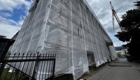 Von diesem Gerüst in der Halleiner Davisstraße stürzte der Arbeiter runter.