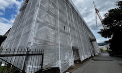 Von diesem Gerüst in der Halleiner Davisstraße stürzte der Arbeiter runter.