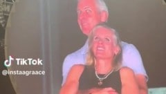 Upps, wie peinlich. Den beiden steht der Schreck ins Gesicht geschrieben ...