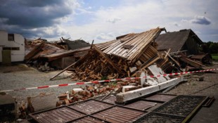Diese drei Gebäude wurden nicht nur abgedeckt, sondern zur Gänze umgeworfen – obwohl sie in ...